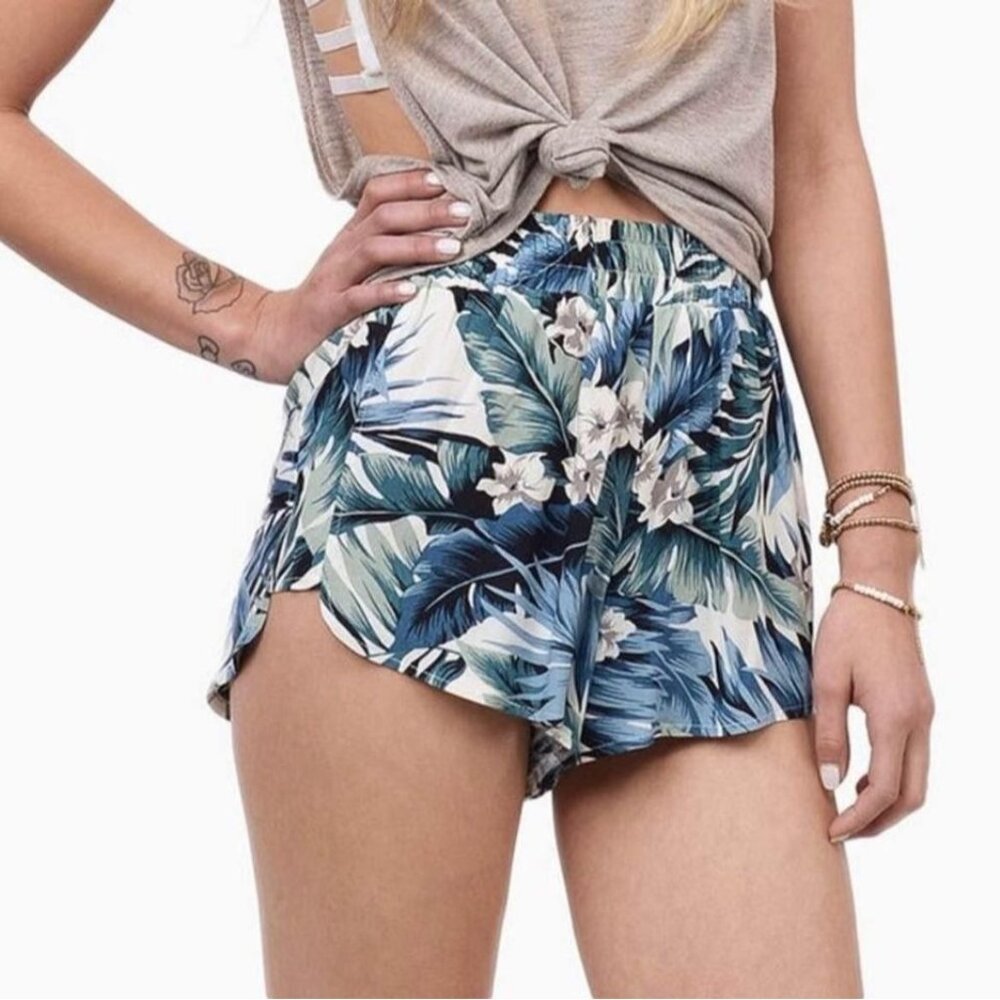 Tobi Palm Printed Shorts Green Size Small